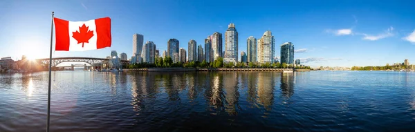 Kanadai zászló kompozit. False Creek, Vancouver belvárosa, Brit Columbia, Kanada. — Stock Fotó