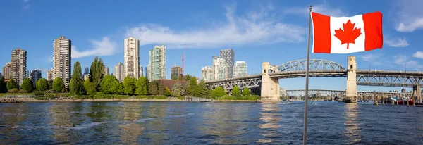 Композит национального флага Канады. False Creek, Downtown Vancouver, Британская Колумбия, Канада . — стоковое фото