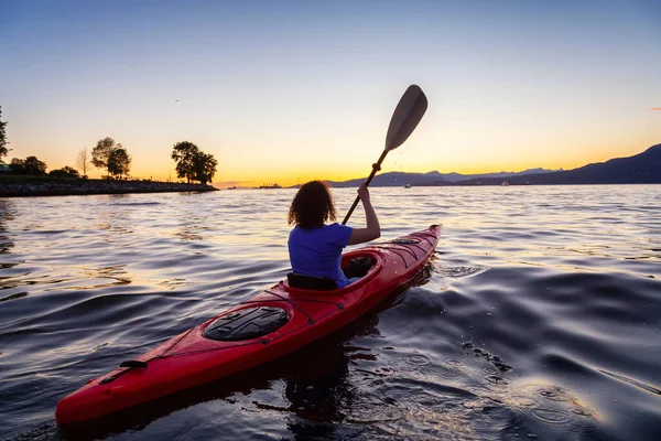 Girl Kayaking in a Modern City — Stock Photo, Image