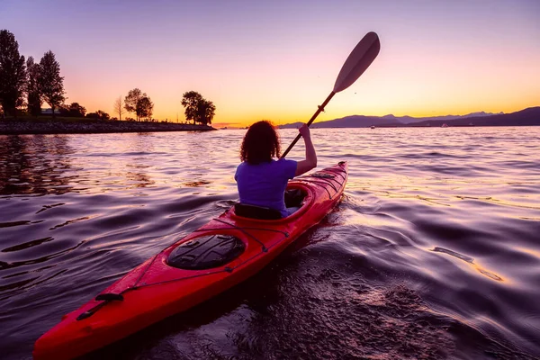 Kayak chica en una ciudad moderna — Foto de Stock