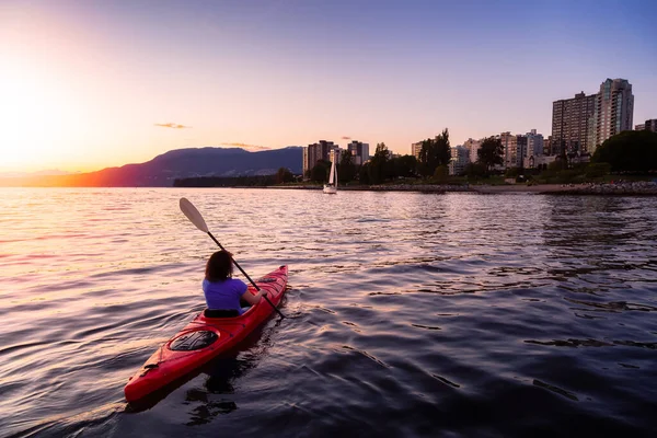 Kayak chica en una ciudad moderna — Foto de Stock