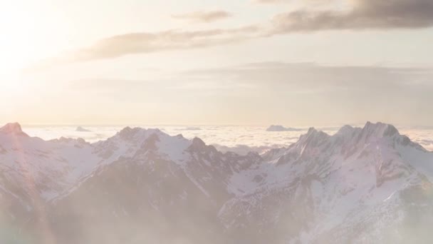 Veduta panoramica aerea del remoto paesaggio montano canadese durante l'alba soleggiata — Video Stock