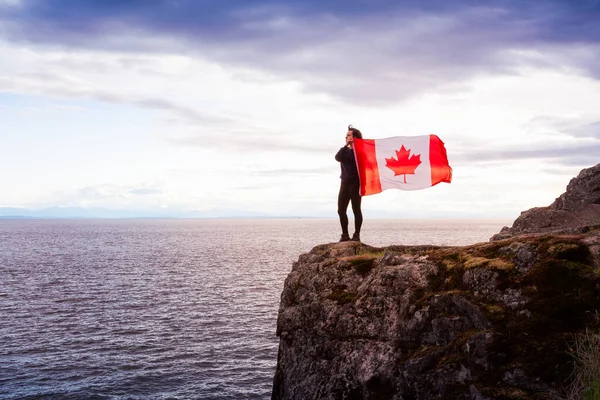 Περιπετειώδης Καυκάσια γυναίκα με την Εθνική Καναδική σημαία — Φωτογραφία Αρχείου