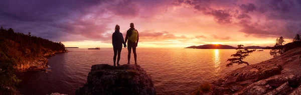 Fantasy Adventure Sammansatt av en man och kvinna par på en klippig kust — Stockfoto