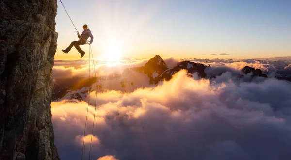 岩登りマンの壮大な冒険的な極端なスポーツ複合体崖からラペル. — ストック写真