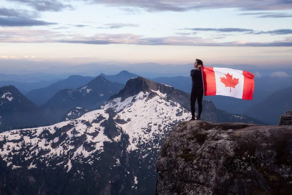 Epische avontuurlijke extreme composiet van meisje met een Canadese vlag — Stockfoto