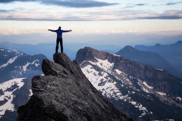 Fantasía aventura compuesto con un hombre en la cima de un acantilado de montaña —  Fotos de Stock