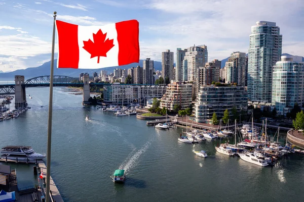 Bandeira nacional canadense com centro moderno da cidade em segundo plano — Fotografia de Stock