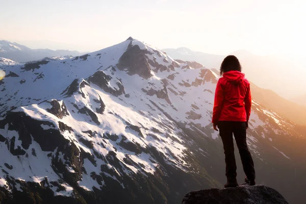 Фантастичний пригодницький композіт з дівчиною на вершині гірської скелі — стокове фото