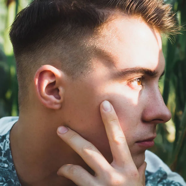 profili bir genç çocuk portresi 