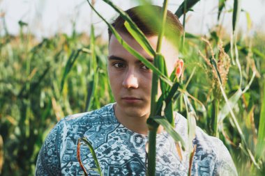 Mısır tarlasında bir genç çocuk portresi