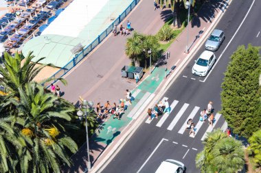 Nice, Fransa - 16.09.16: insanlar, yaya geçidi eteklerinde, Avrupa'nın en güzel bentleri biri dolgu üzerinde karşıdan karşıya.