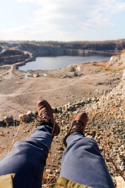 bir uçurumun üzerinde oturan