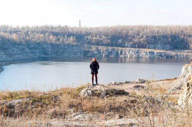adam bir uçurumun üzerinde duruyor