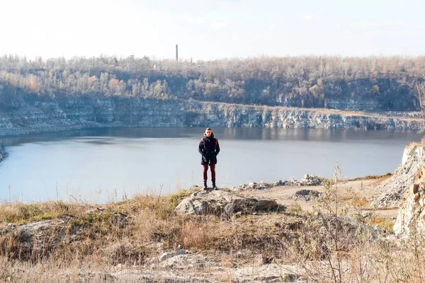 adam bir uçurumun üzerinde duruyor