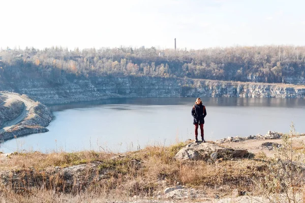adam bir uçurumun üzerinde duruyor