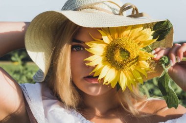 bir kızın bir ayçiçeği ile yakın çekim portre 