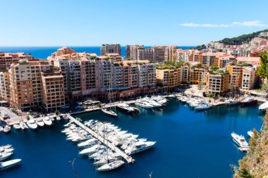 Monaco şehir ve Fontvieille görünümünü tekne marina Monako ile.
