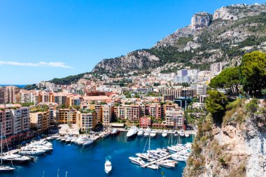 Monaco şehir ve Fontvieille görünümünü tekne marina Monako ile.