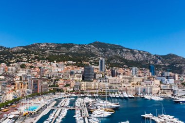 Monaco şehir ve Fontvieille görünümünü tekne marina Monako ile.