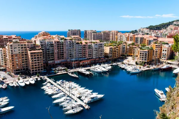 Monaco şehir ve Fontvieille görünümünü tekne marina Monako ile.