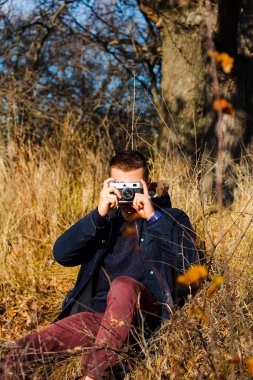 adam bir retro kamerada fotoğraf çeker