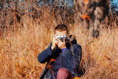 adam bir retro kamerada fotoğraf çeker