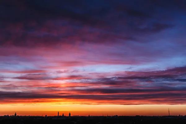 都市景観の背景の夕焼け空 — ストック写真