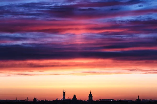 Закат на фоне городского пейзажа — стоковое фото