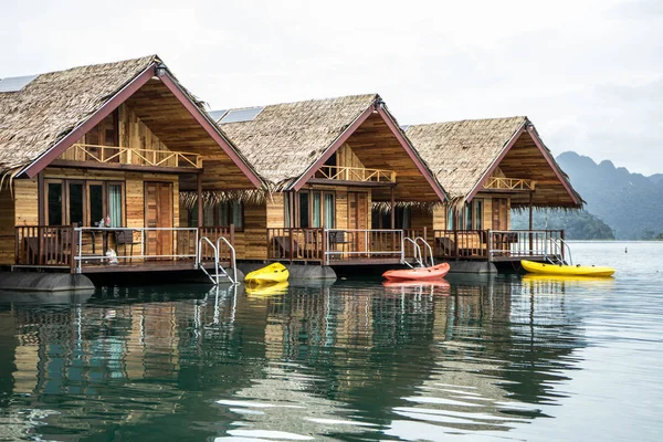 House adlı Tayland, Khaosok Milli Parkı, Suratthani, Tayland güneyinde yüzen