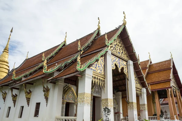Kuzeyinde Tayland popüler tapınakta. Wat Phra ki Chang Kham denilen