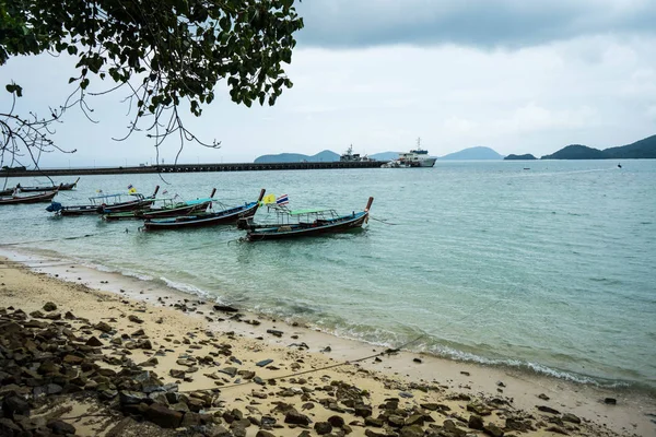 Güney Tayland Phuket sahilde dört bot