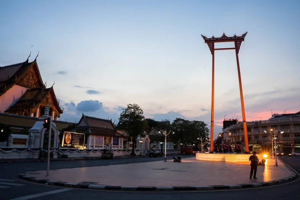 Dev salıncak ve alacakaranlıkta Suthat tapınakta Bangkok