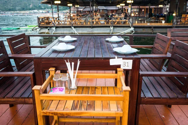 Yüzen üzerinde açık Restoran tablosunun yakın çekim