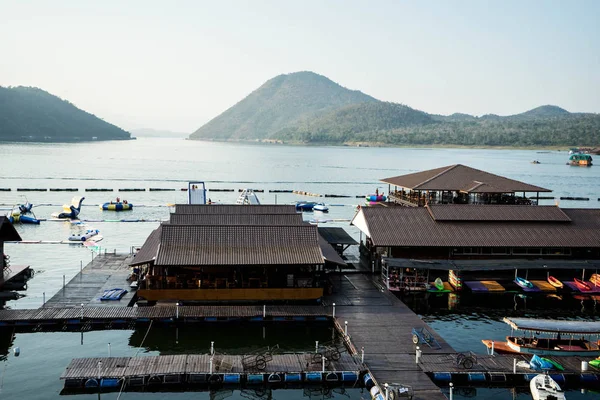 Karnchanaburi kayan evde gün batımında peyzaj