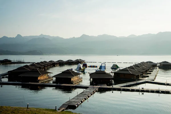 Karnchanaburi kayan evde gün batımında peyzaj