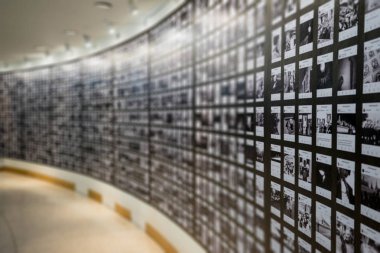 İnsanlar Galeri Müzesi 'nde fotoğraf veya görüntü Izliyor, soyut bulanıklık veya Defocus background