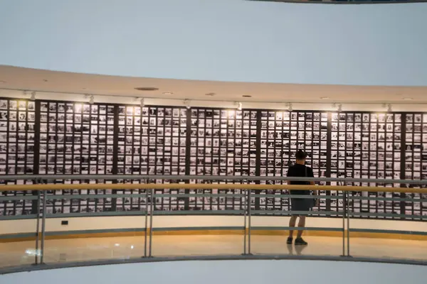 İnsanlar Galeri Müzesi 'nde fotoğraf veya görüntü Izliyor, soyut bulanıklık veya Defocus background