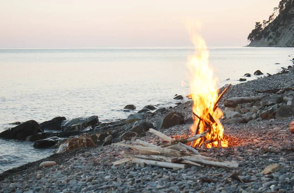 Api unggun di pantai. — Stok Foto