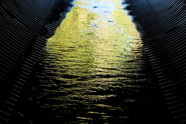 Tubería de alcantarillado con agua verde — Foto de Stock