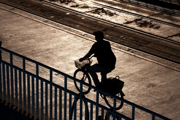 Bicicletta in sella ai raggi del sole al tramonto — Foto Stock