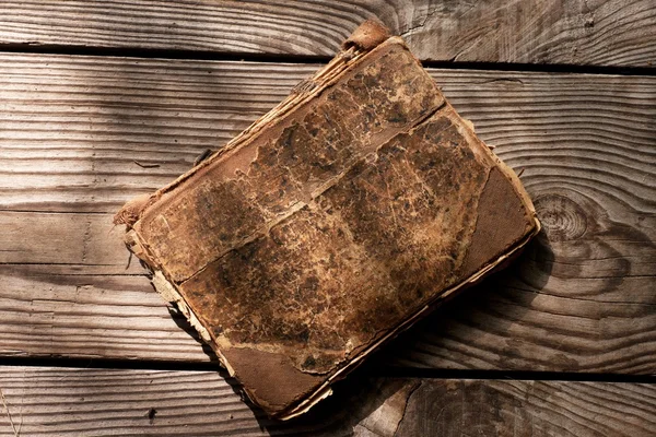 Oud boek op de tafel van 3 — Stockfoto