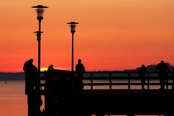 Gente en el puente al amanecer — Foto de Stock