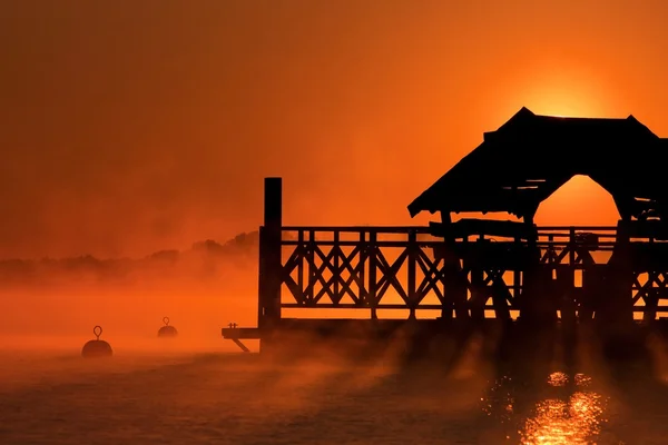 Göl Zegrze 4 üzerinde gündoğumu