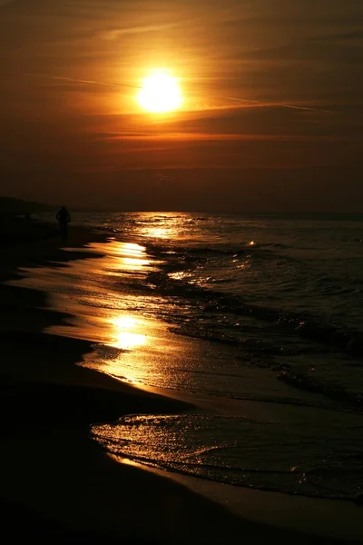 Olas, arena y puesta de sol — Foto de Stock
