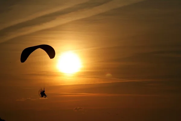 Paraglider over the sea at sunset 1 — Stock Photo, Image