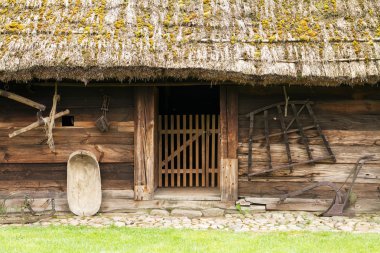 Eski ahşap kulübe