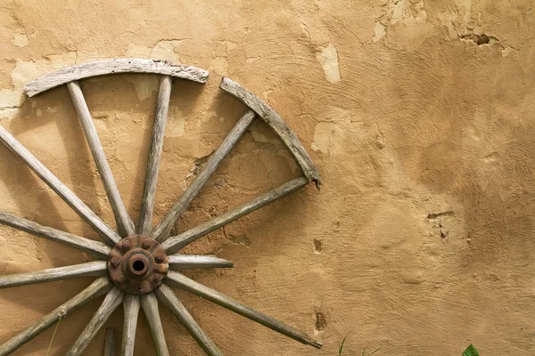 Madeira, roda quebrada encostada à parede — Fotografia de Stock