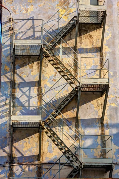 Požární schodiště ve staré továrně — Stock fotografie