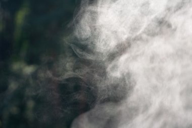 5 yeşil bir arka plan üzerinde duman